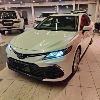 Giá tốt. 2024 Toyota Camry 2.5Q Twin Engine 2.5HQ Chiếc xe chạy bằng xăng GAC 2WD với gương chiếu hậu điều chỉnh bằng tay trực tuyến