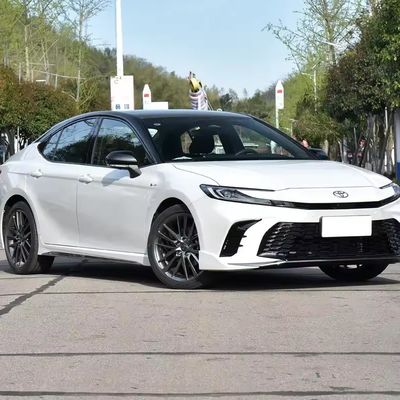 Giá tốt. Tìm 2023 Toyota Camrys lái tay trái xe lai màu trắng và đen với trọng lượng 1555kg tại giá cả phải chăng trực tuyến